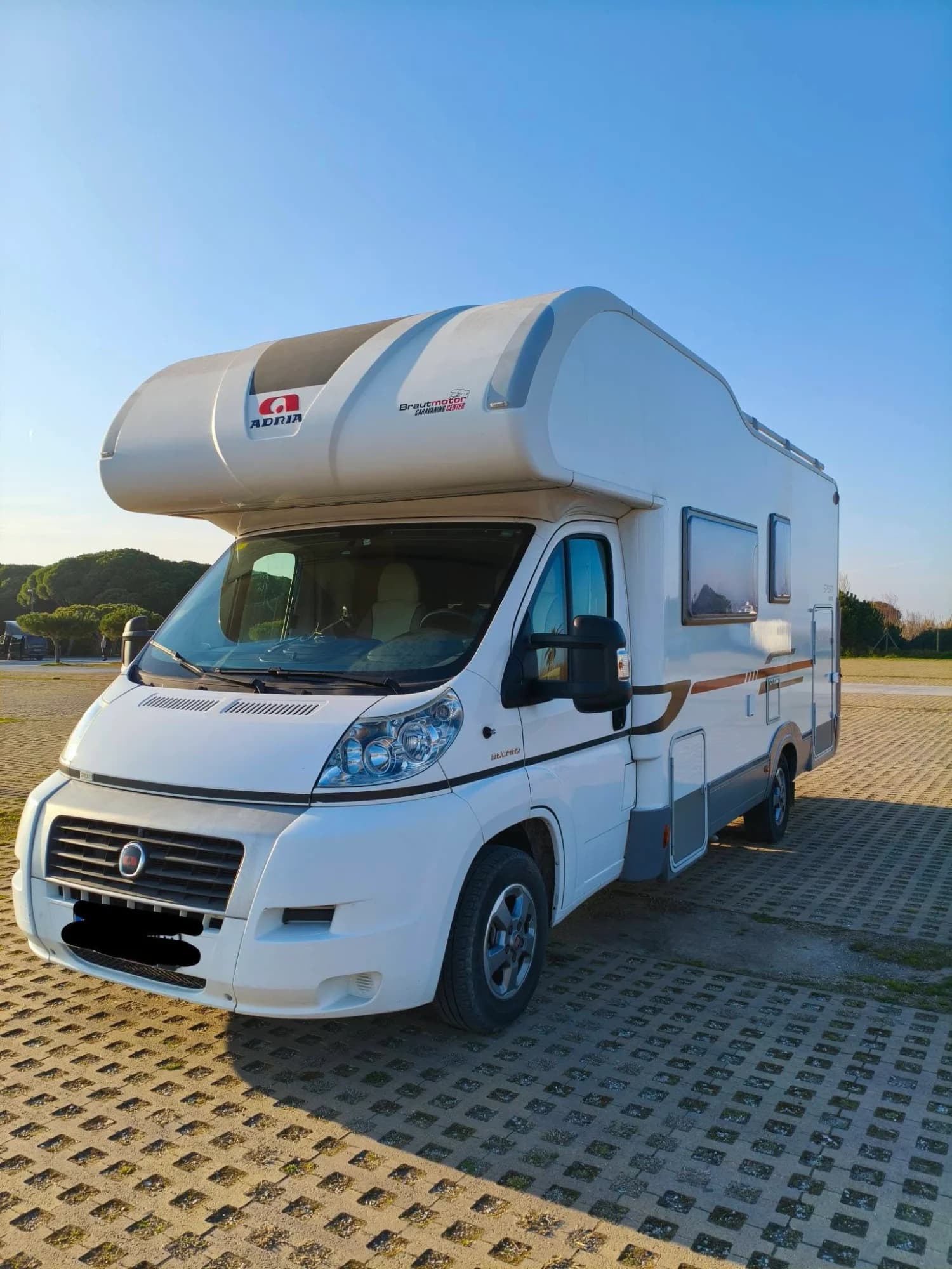 autocaravana capuchina fiat ducato 6 plazas con placas solares
